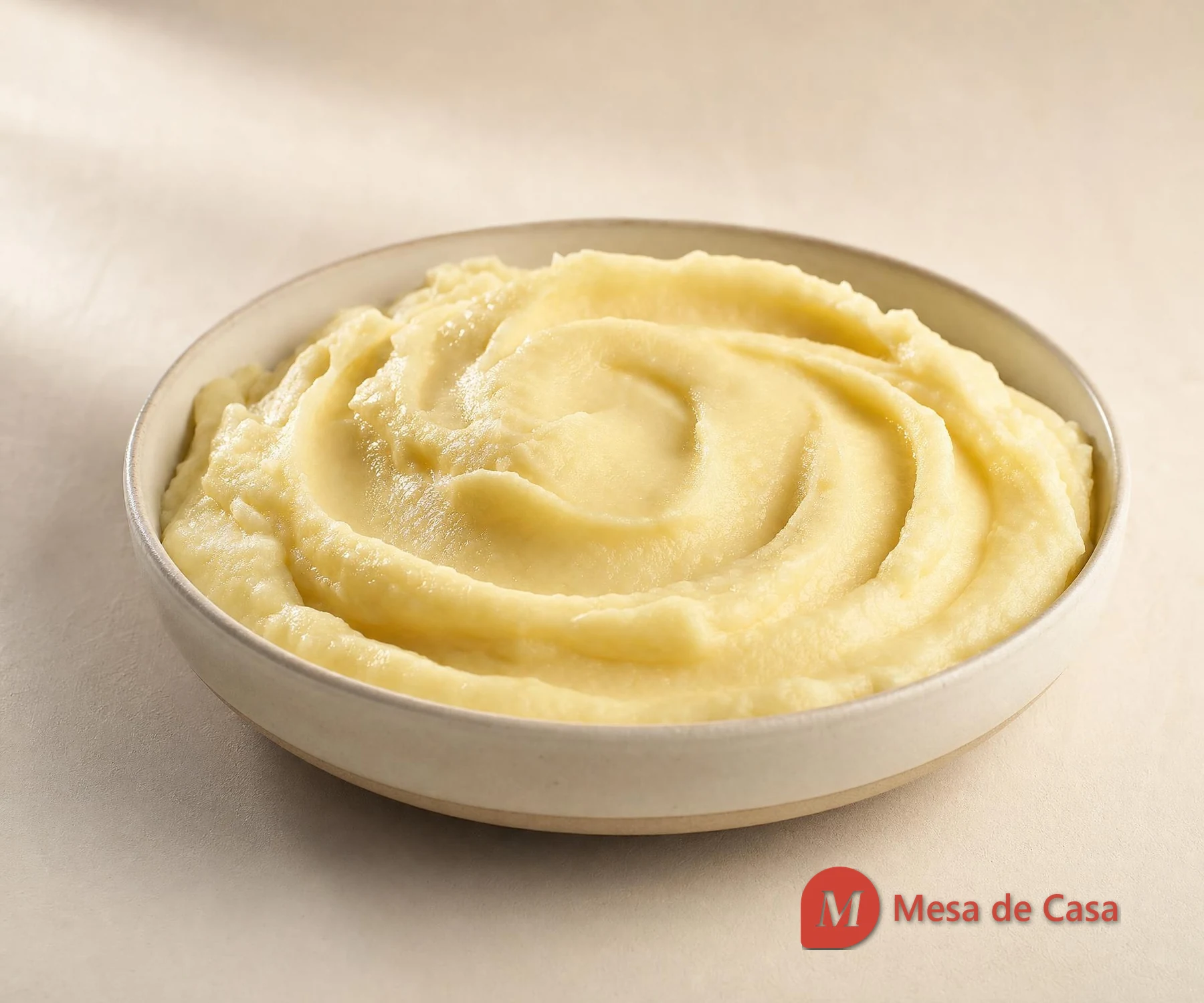 Purê de batata liso e cremoso em tigela clara