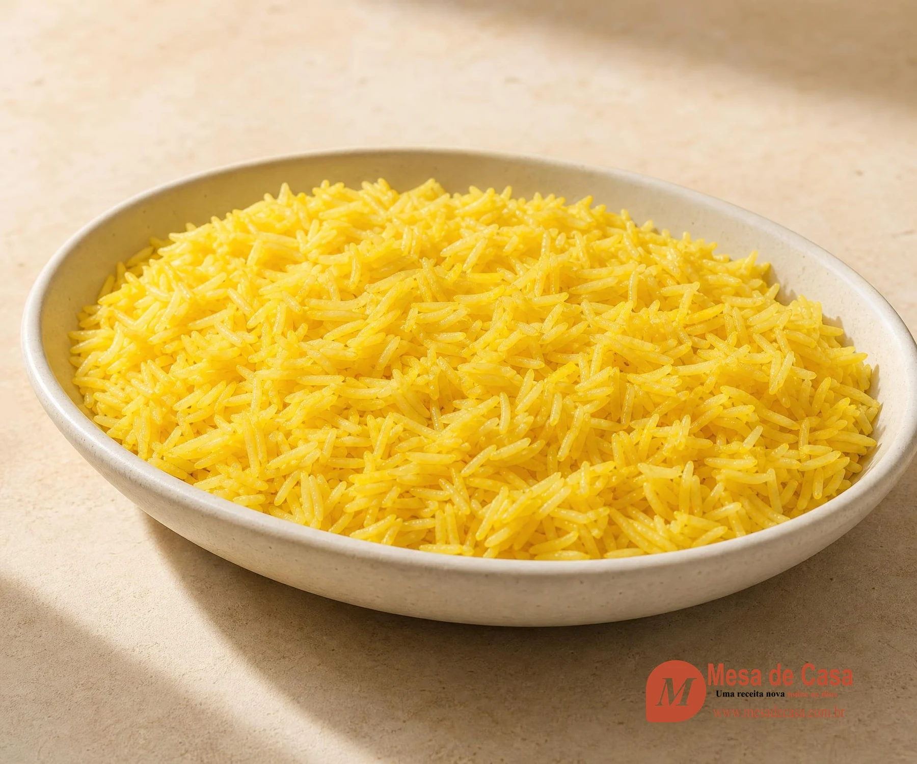 Arroz pilaf com açafrão amarelo-dourado e grãos longos bem separados em travessa clara