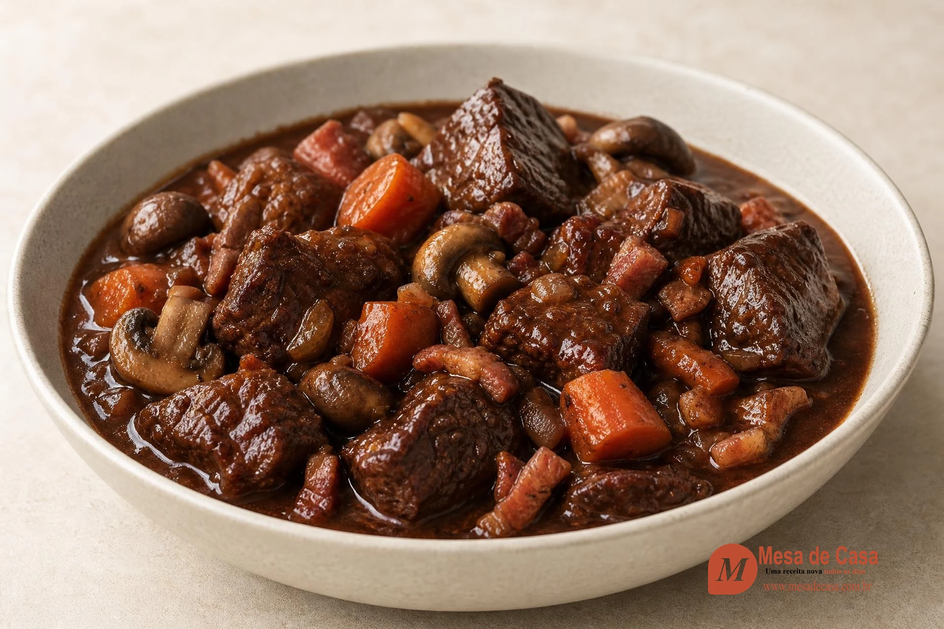 Bœuf bourguignon com cubos de carne, bacon, cenoura e cogumelos em molho escuro