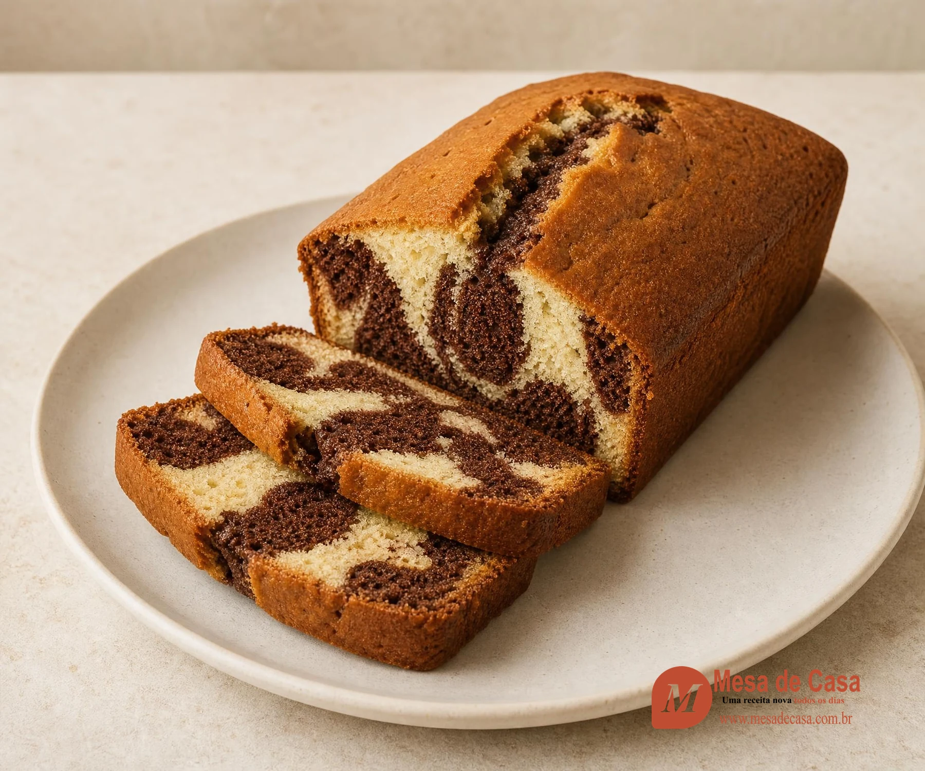 Bolo mármore em forma de pão com fatias mostrando desenhos de massa clara e de cacau