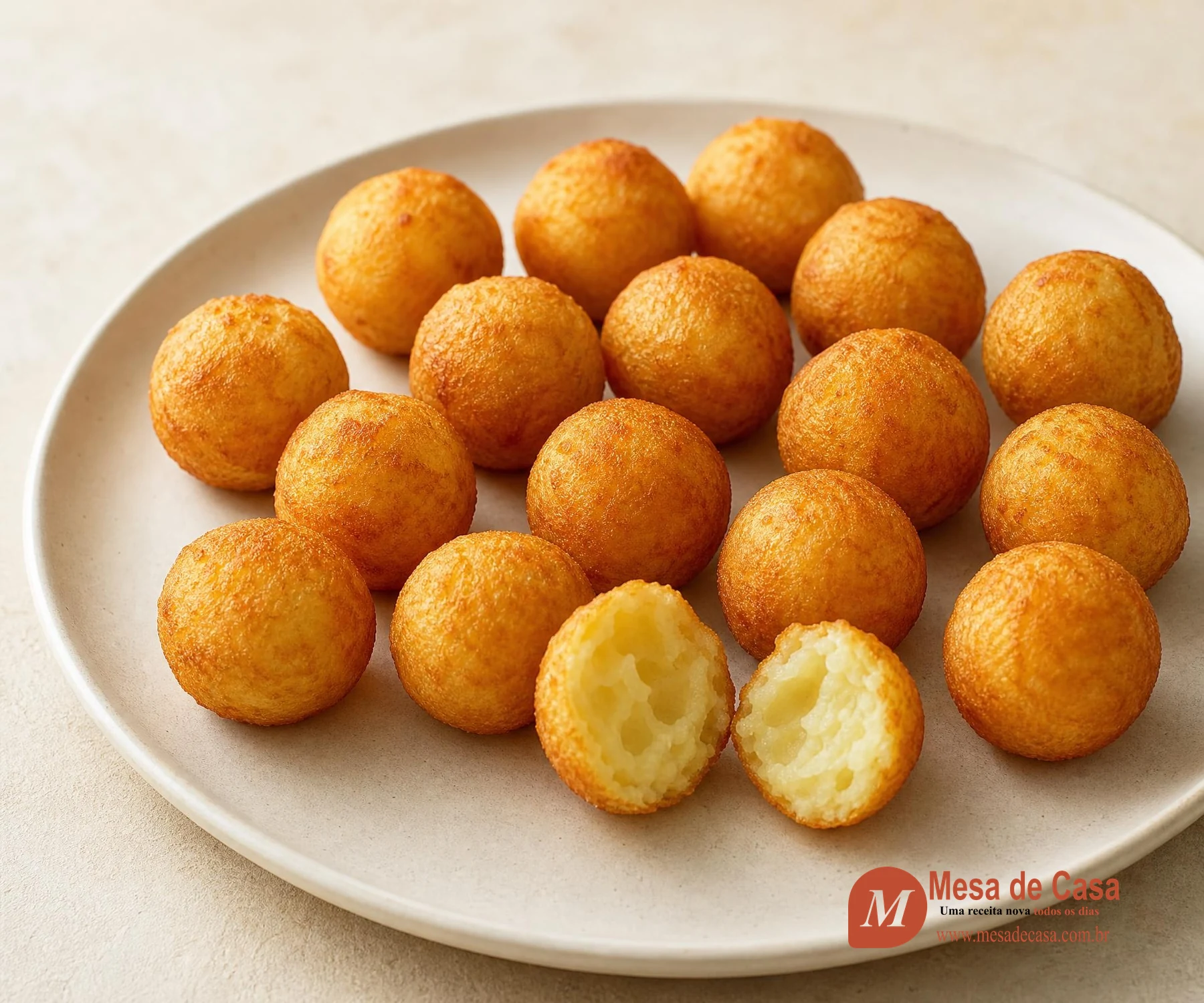 Pommes dauphine douradas em prato claro com uma unidade aberta mostrando o interior leve