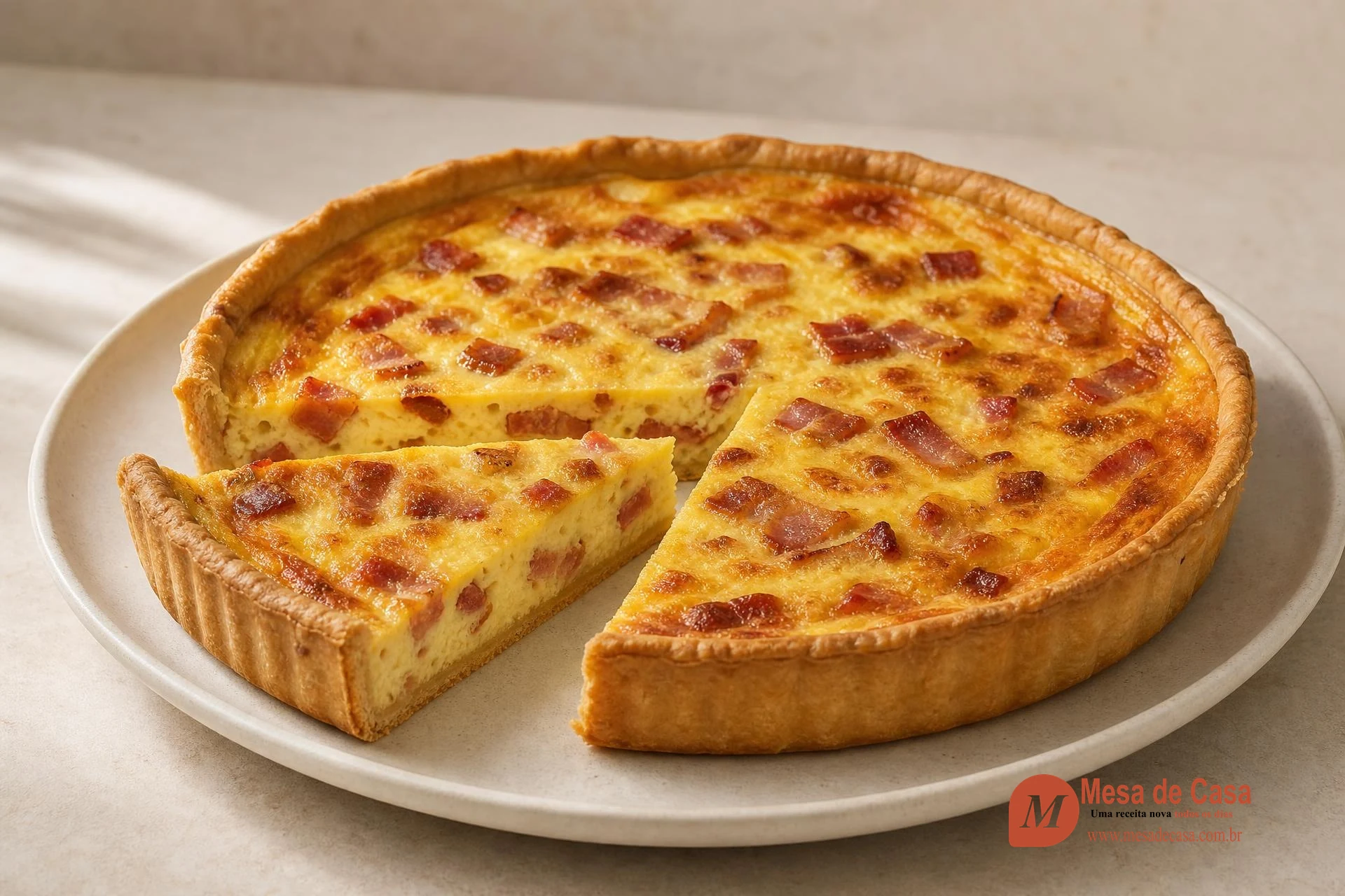 Quiche Lorraine dourada com fatia cortada e pedaços de bacon visíveis