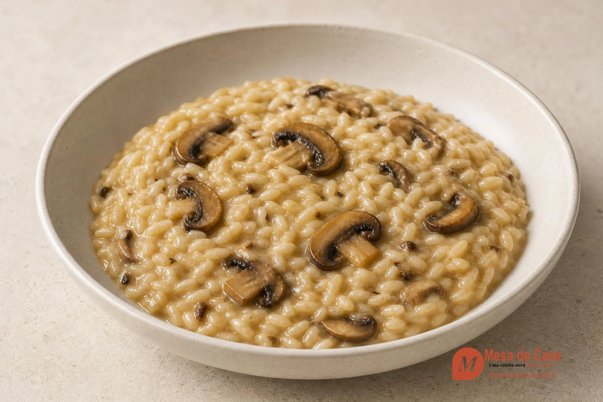 Risoto cremoso de arroz Arborio com cogumelos dourados fatiados