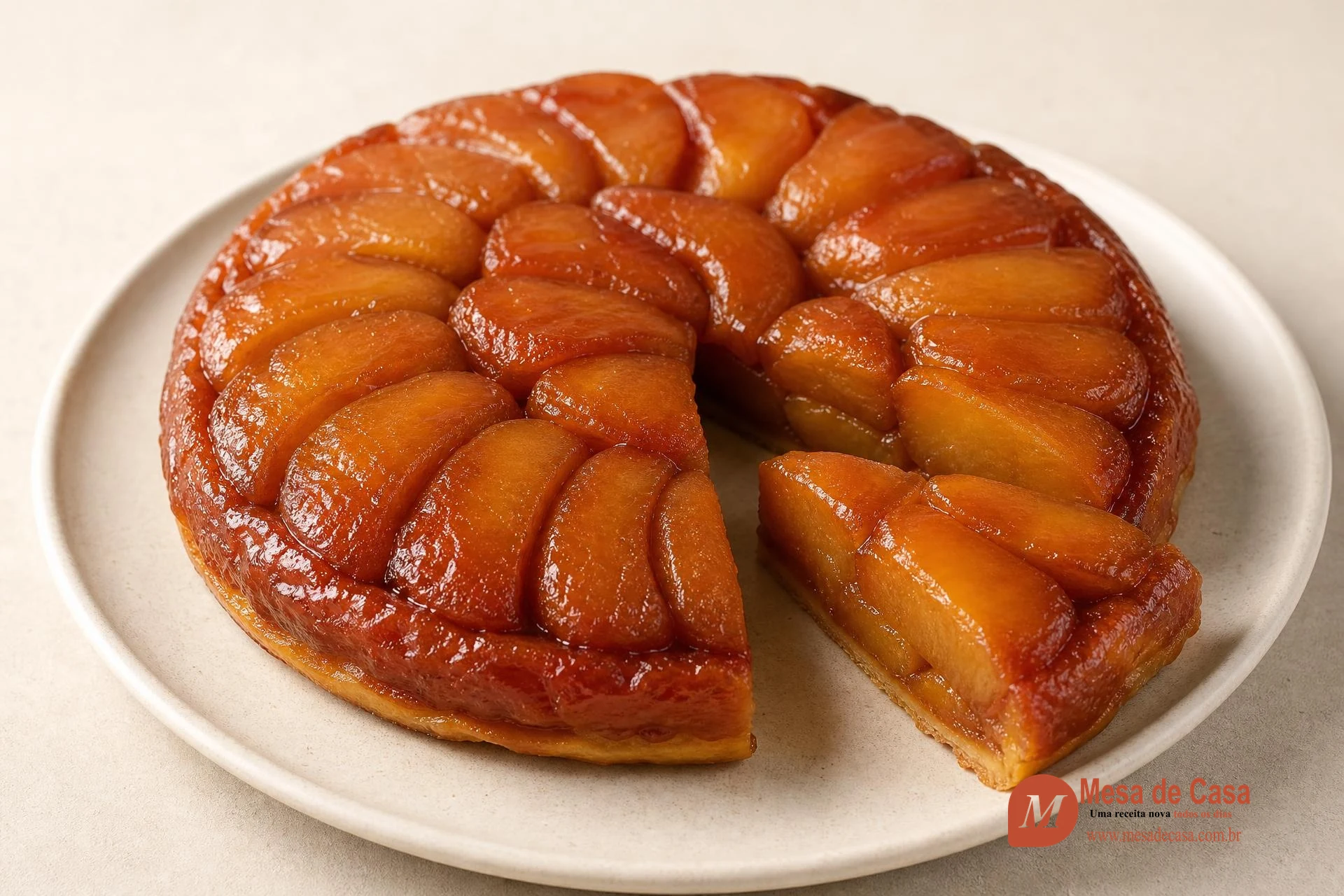 Tarte Tatin invertida com maçãs caramelizadas e uma fatia cortada