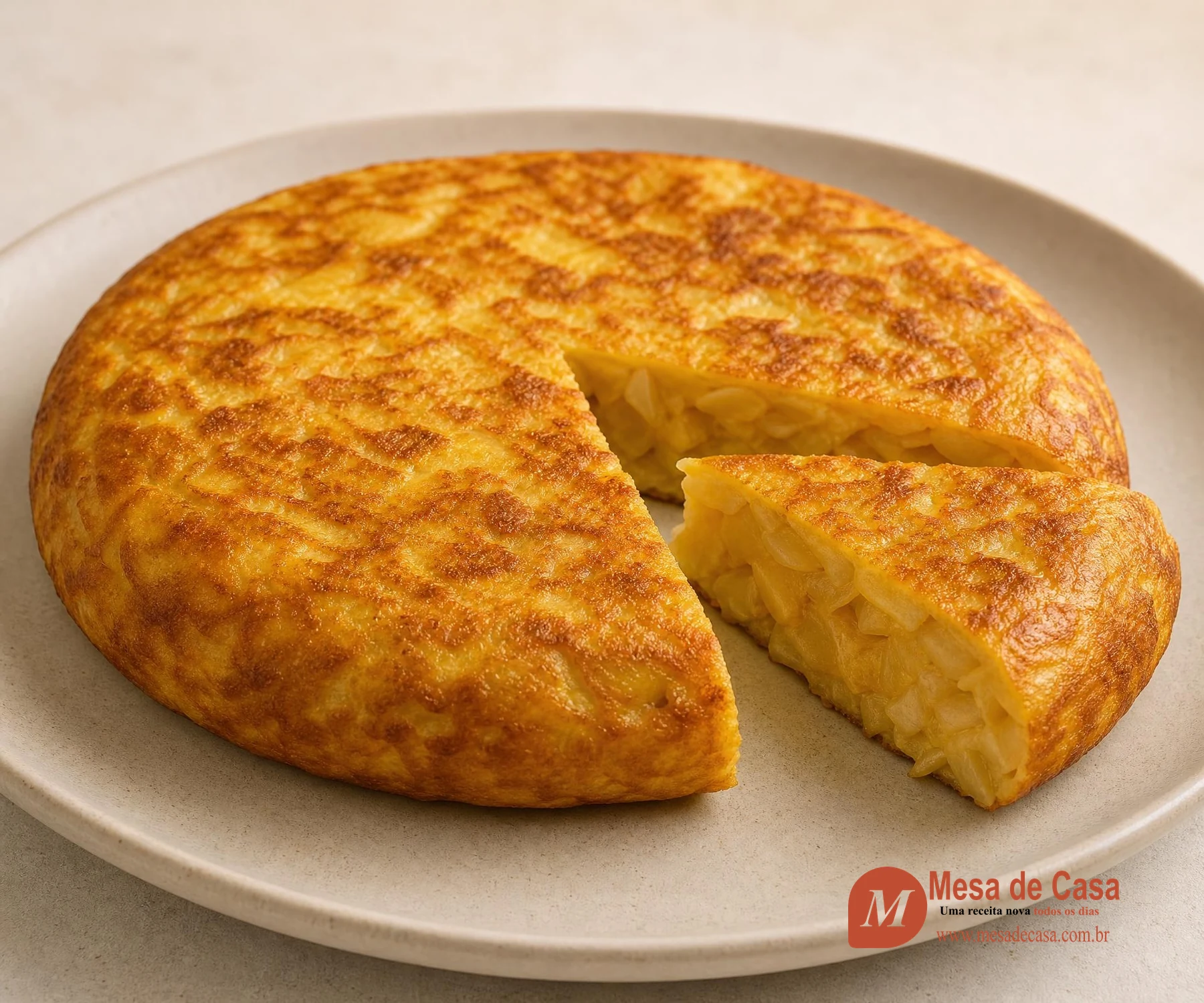 Tortilla espanhola dourada com uma fatia cortada mostrando camadas de batata e cebola
