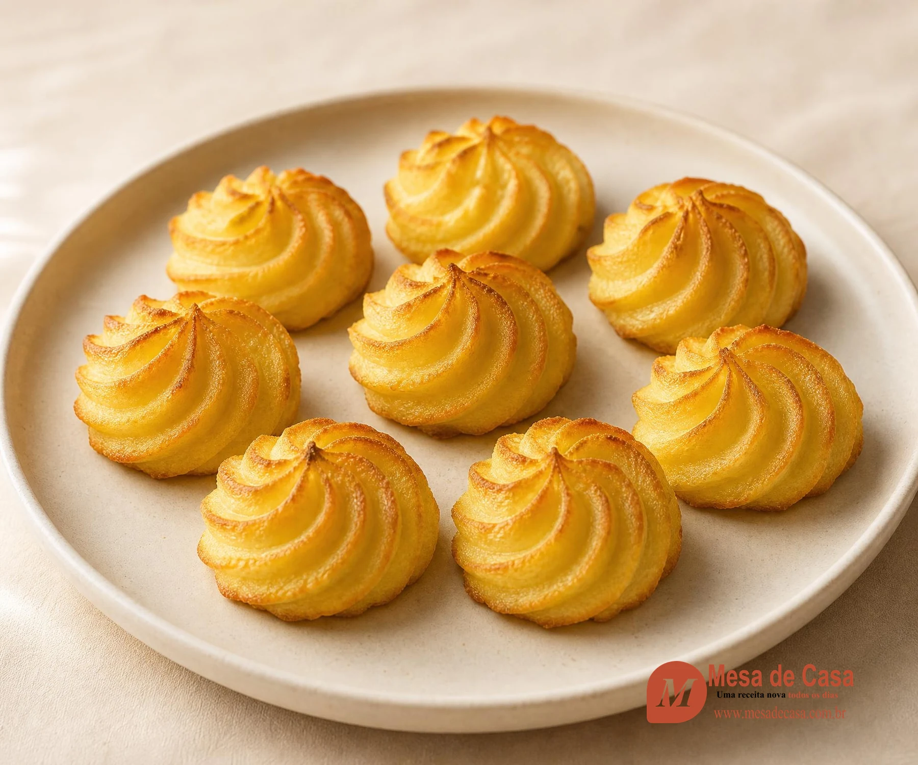 Batatas duchesse — em rosetas douradas no forno, servido em louça clara