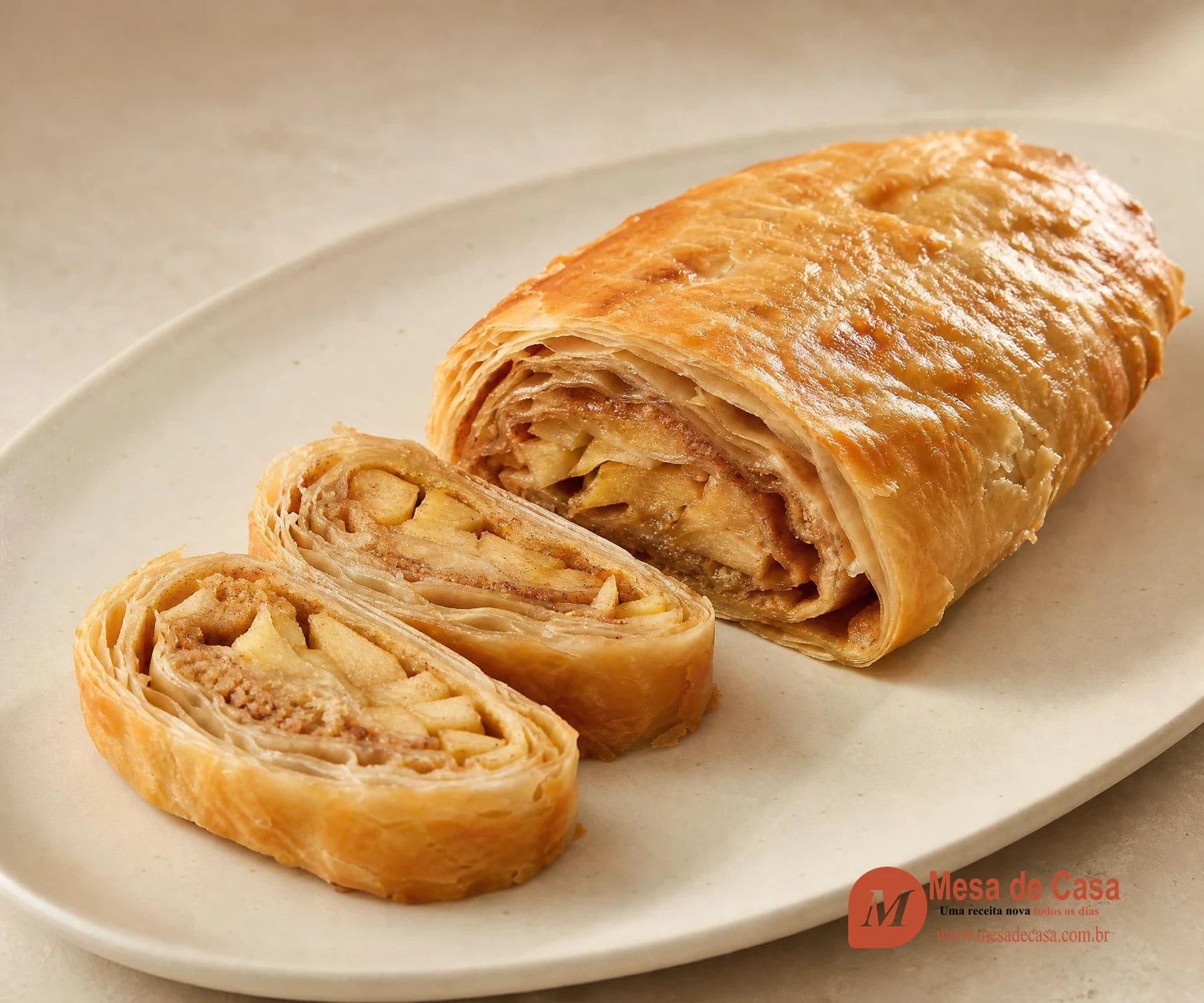 Strudel de maçã — com massa esticada à mão, servido em louça clara