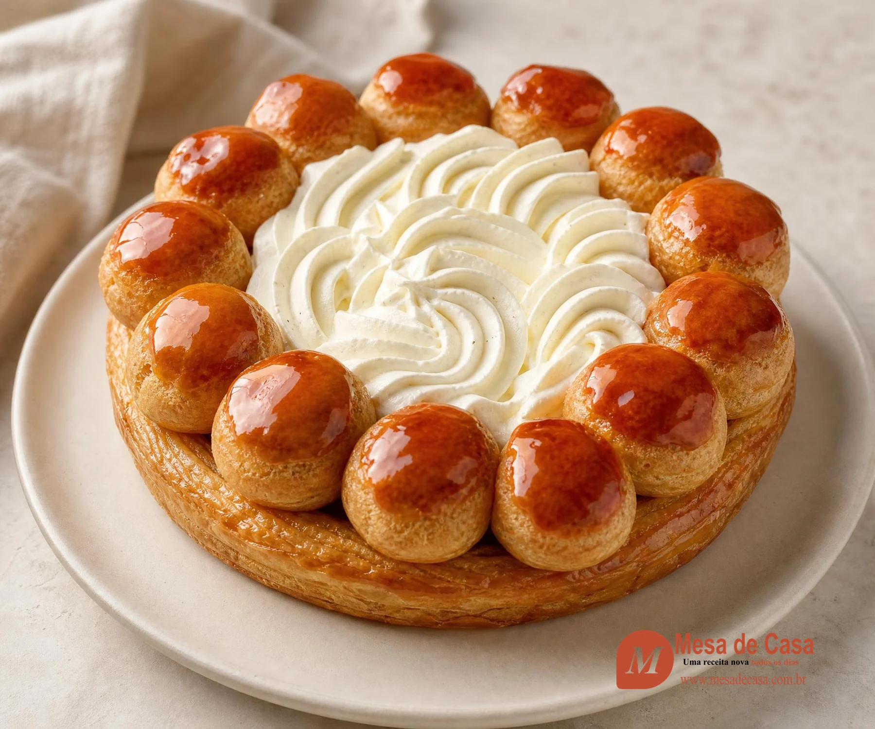 Saint-Honoré Torte — mit Schlagsahne und Karamell, serviert auf hellem Geschirr